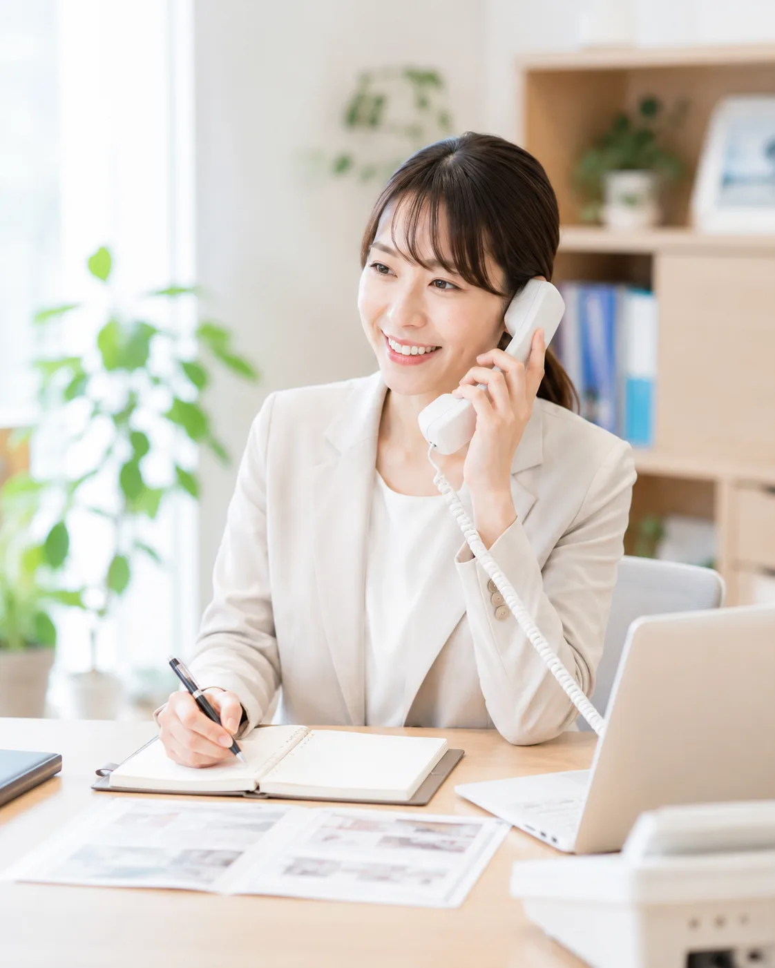 電話で笑顔で相談対応するスタッフ